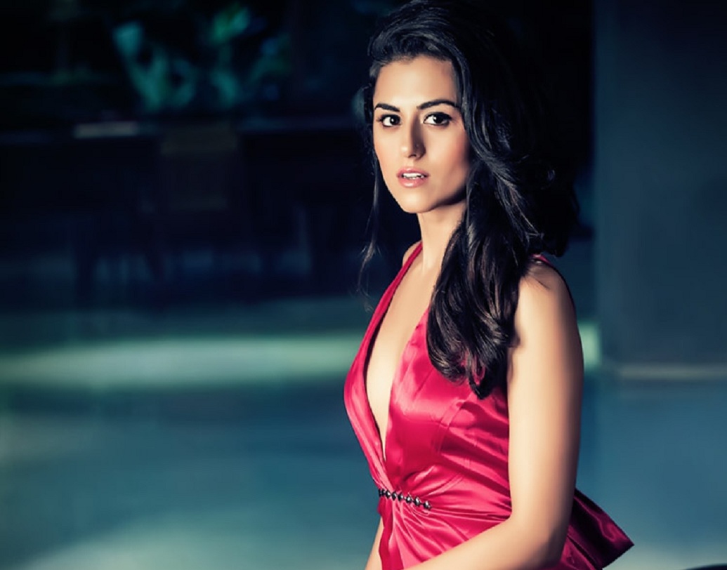 রিধি ডোগরা:বিশ্ববিদ্যালয়ে পড়ার সময় মডেলিং-এ পা রাখেন রিধি। সেই সময় এক কর্পোরেট সংস্থায় প্রশিক্ষণ নিতে ঢোকেন। তার জন্য প্রথম মাসে ১ হাজার টাকা পেয়েছিলেন।