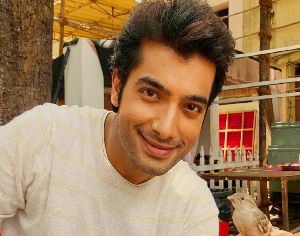 শরদ মলহোত্র: ধীরে সুস্থে এগনোয় বিশ্বাসী শরদ। কাজও করেন বেছে বেছে। বিশাখাপত্তনমে রিলায়্যান্সের বিজ্ঞাপনে প্রথম কাজ পান। সেই বাবদ পকেটে ঢোকে আড়াই হাজার টাকা।