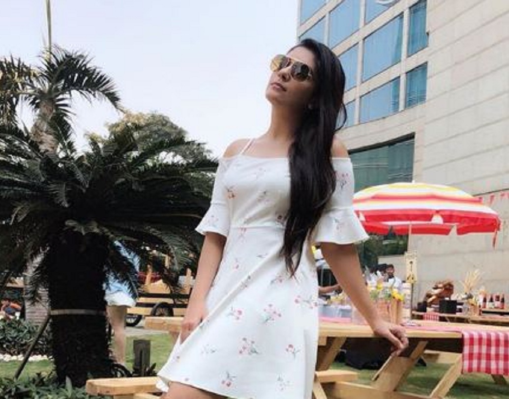 পূজা গোর:হাতে মেহেন্দি পরিয়ে প্রতম রোজগার পূজার। বিশ্বাস হচ্ছে না! নিজে মুখেই সে কথা জানিয়েছেন অভিনেত্রী। এক আত্মীয়ের বাড়িতে অনুষ্ঠানে গিয়েছিলেন। সেখানে মেহেন্দি পরিয়ে ৫০০ টাকা জোটে কপালে।