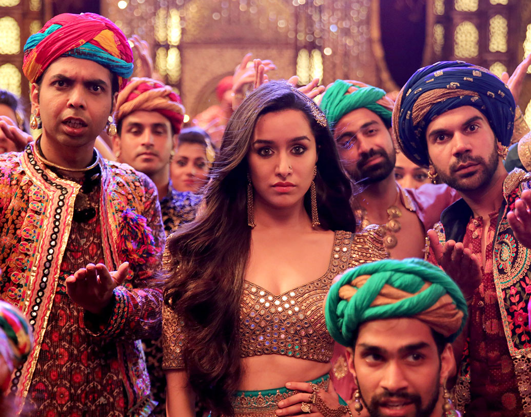 স্ত্রী: রাজকুমার রাও এবং শ্রদ্ধা কপূরের যুগলবন্দিতে এই ছবি এ বছরের অন্যতম সেরা পাওনা। চান্দেরি গ্রামের এক রহস্যকে কেন্দ্র করে এই ছবি জাল বোনে। তার পর তার সমাধান কেমন করে হল, তা জানতেই চোখ রাখতে হবে এই ছবিতে। ২৪-২৫ কোটি খরচে বানানো ছবি ইতিমধ্যেই ছাড়িয়ে গিয়েছে ১৮০ কোটির গণ্ডি।