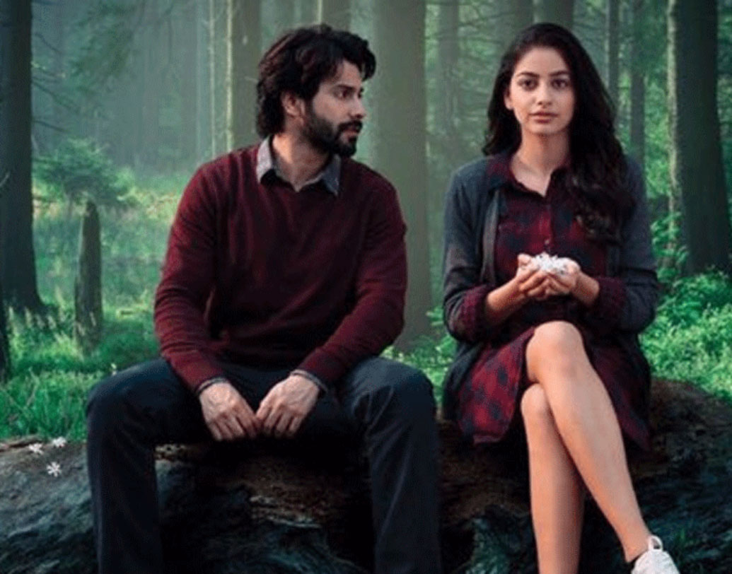 অক্টোবর: এ বছরের সেরা প্রেমের ছবি আখ্যা দিতেও দ্বিধা করেননি অনেকে। ‘বদ্রীনাথ কি দুলহানিয়া’ বা ‘বদলাপুর’-এরবরুণ ধওয়ান যে নিজেকে কতটা ভেঙেচুরে নিতে পারেন নতুন চরিত্রে, তার প্রমাণ এই ছবি। ‘ভিকি ডোনার’, ‘পিকু’-র পর আর এক সেরা ভাবনাকে ছবির রূপ দিয়েছেন পরিচালক সুজিত সরকার। বানিতা সাধুও নজর কেড়েছেন এই ছবিতে।