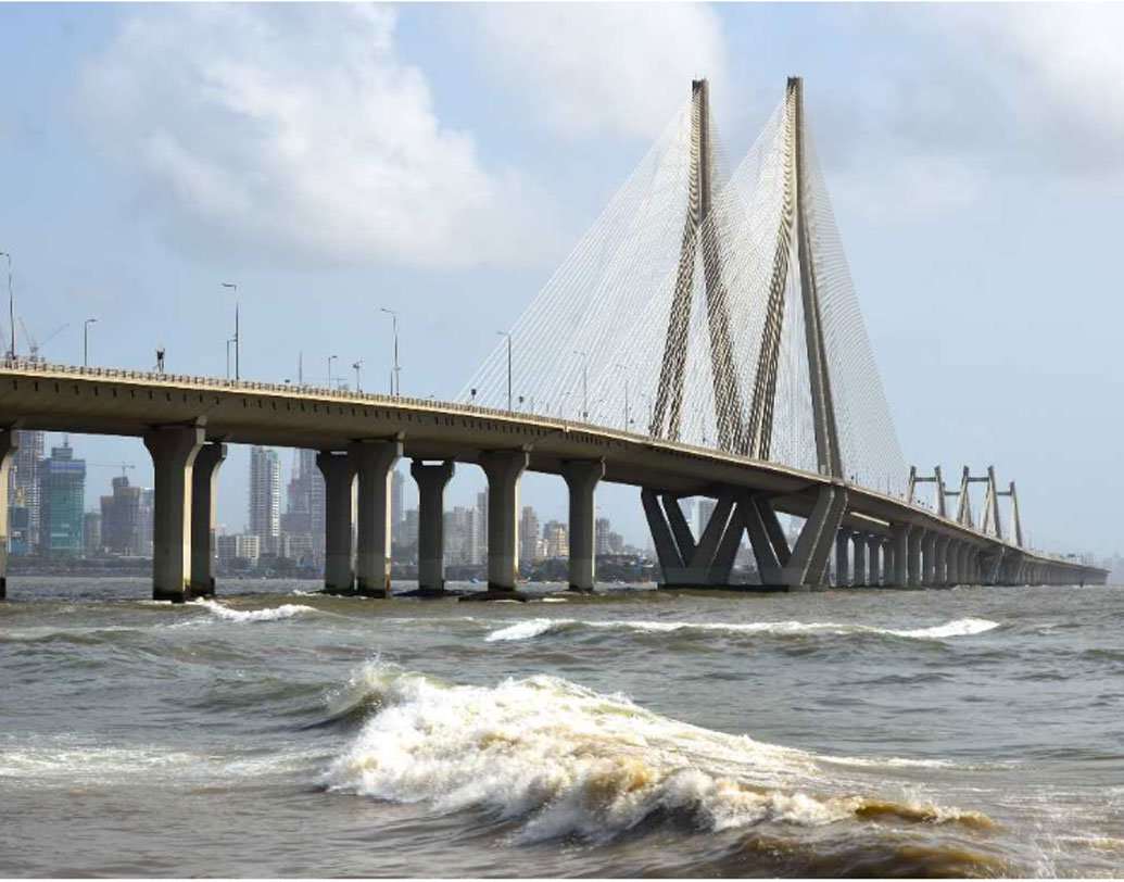 বান্দ্রা-ওরলি সেতু: রাজীব গাঁধী সমুদ্রসেতু বা বান্দ্রা-ওরলি সমুদ্র সেতুটি মুম্বইয়ের পশ্চিম শহরতলি ও বান্দ্রা অঞ্চলের সঙ্গে কেন্দ্রীয় মুম্বইয়ের ওরলি অঞ্চলের সংযোগরক্ষাকারী। সেতুটি তৈরিতে খরচ হয় প্রায় ১৬০০ কোটি টাকা। সেতু নির্মাণের ফলে বান্দ্রা থেকে ওরলি পর্যন্ত ৪৫-৬০ মিনিটের যাত্রাপথের সময় ৭ মিনিটে নেমে আসে। গড়ে প্রতিদিন ২৫,০০০ যান চলাচল করে এখান দিয়ে। মুম্বইয়ের এই সেতুটি ২০০৯ সালে সাধারণের জন্য খুলে দেওয়া হয়।