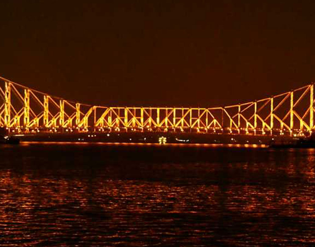 হাওড়া ব্রিজ বা রবীন্দ্র সেতু: হুগলি নদীর উপর অবস্থিত কলকাতা ও হাওড়া শহরের মধ্যে সংযোগরক্ষাকারী সেতুগুলির মধ্যে অন্যতম। ১৯৪৫ সালে বর্তমান ক্যান্টিলিভার সেতুটির উদ্বোধন হয়। এই সেতু দিয়ে দিনে ৮০,০০০ যানবাহন ও প্রায় ১০ লক্ষ পথচারী চলাচল করে।