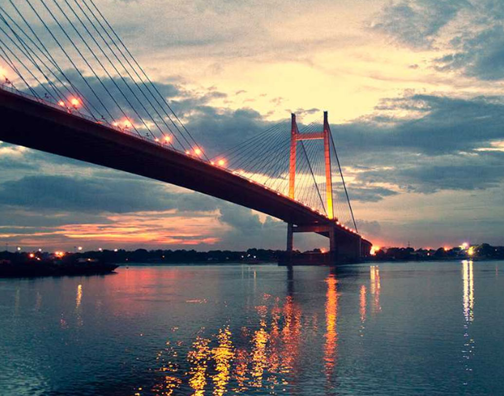 বিদ্যাসাগর সেতু:  বিদ্যাসাগর সেতু বা দ্বিতীয় হুগলি সেতু হুগলি নদীর উপর অবস্থিত। এর মাধ্যমে হাওড়া ও কলকাতার মধ্যে যোগাযোগ রক্ষা করা হয়। দৈর্ঘ ৮২২.৯৬ মিটার। এশিয়ার দীর্ঘতম ঝুলন্ত সেতুগুলির মধ্যে একটি। সেতুটি নির্মাণ করতে মোট ৩৮৮ কোটি টাকা খরচ হয়েছিল।