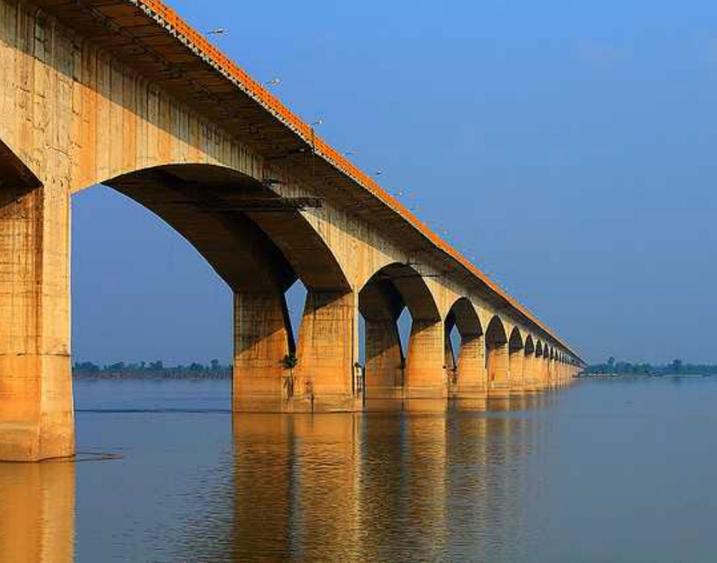 মহাত্মা গাঁধী সেতু: বিহারে গঙ্গা নদীর উপর অবস্থিত একটি সেতু। এই সেতুটি  পটনাকে  হাজিপুরের সঙ্গে যুক্ত করেছে। মোট ৫,৭৫০ মিটার দীর্ঘ। এটি ভারতের দ্বিতীয় দীর্ঘতম নদী সেতু।