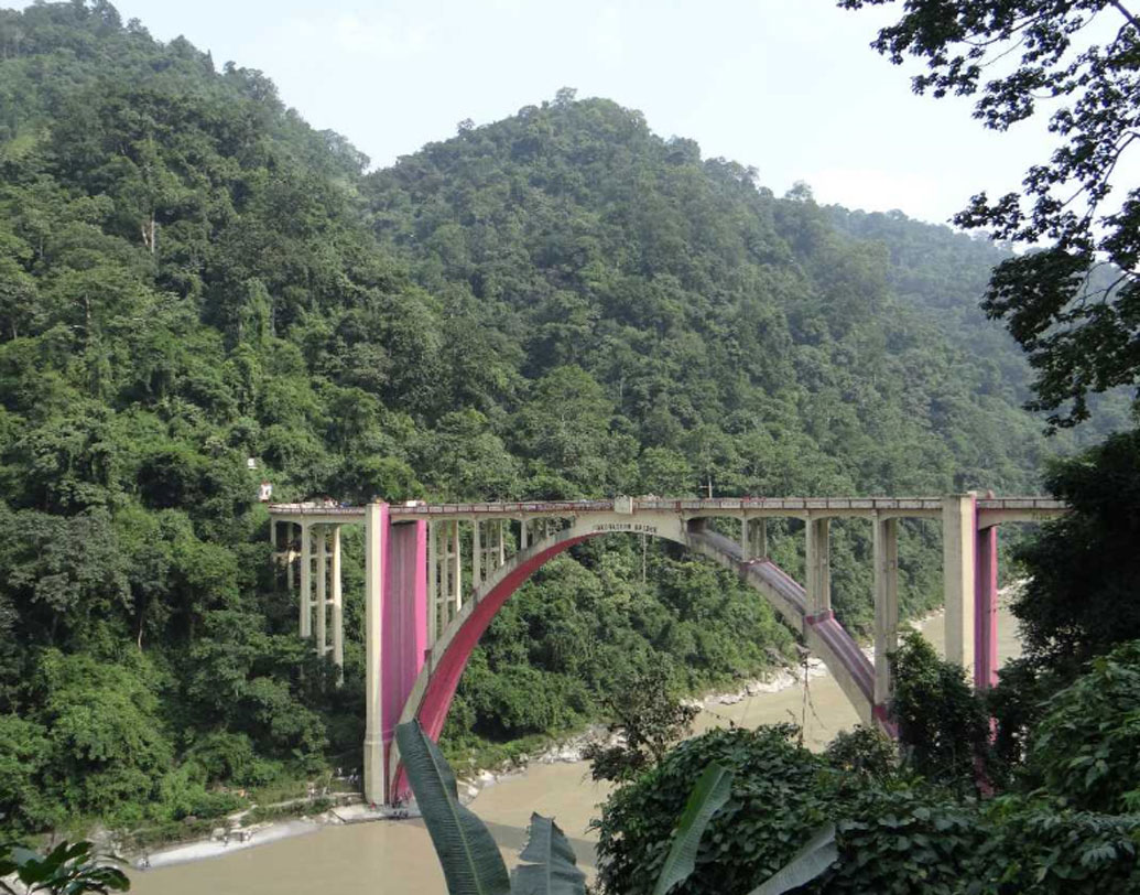 করোনেশন সেতু: তিস্তা নদীর উপরে দার্জিলিংয়ের সেতুটি অন্যতম বিখ্যাত। দার্জিলিং এবং জলপাইগুড়ির মধ্যে সংযোগরক্ষাকারী। ১৯৪১ সালে প্রায় চার লাখ টাকা খরচ করে সেতুটির নির্মাণ কাজ শেষ হয়।