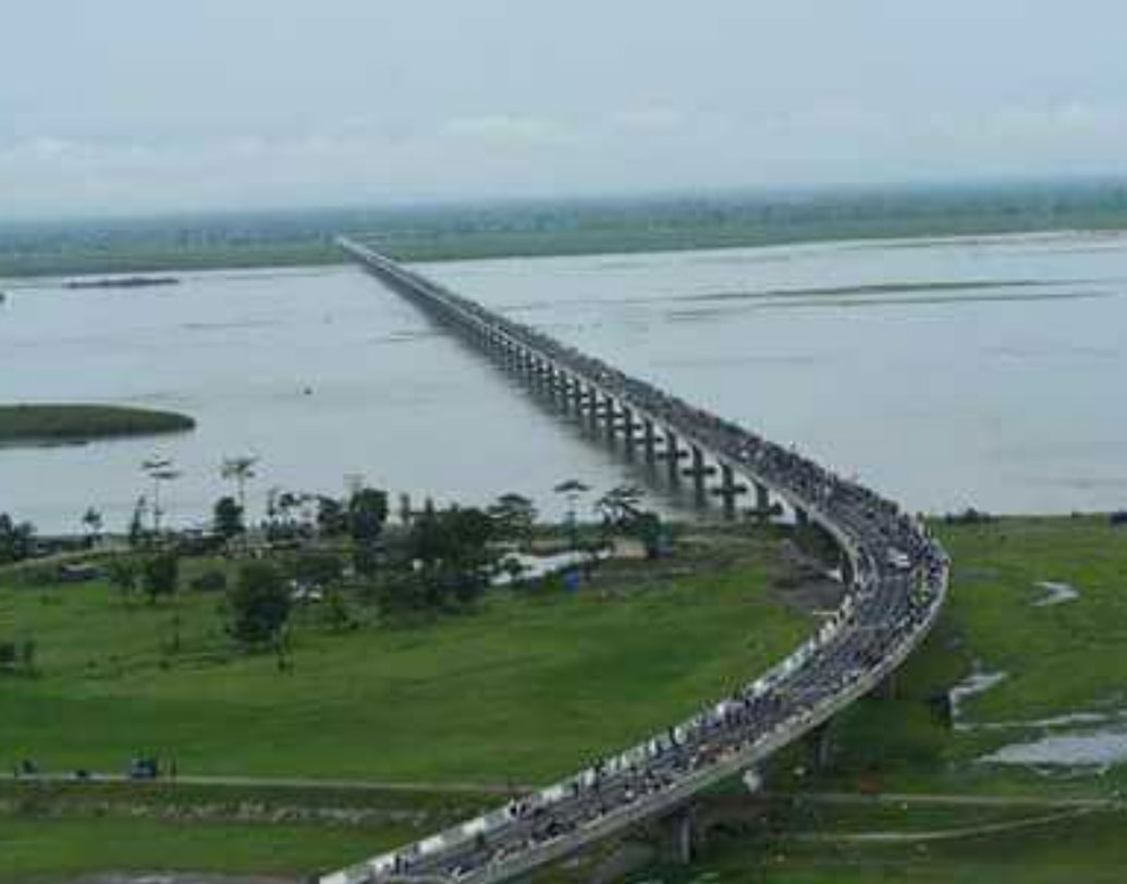 ঢোলা-সাদিয়া সেতু: ব্রহ্মপুত্রের উপনদী লোহিত। এই নদীর উপরেই ঢোলা-সাদিয়া সেতু। প্রতিবেশী দুই রাজ্য অসম আর অরুণাচল প্রদেশকে যুক্ত করেছে এই সেতু। মুম্বইয়ের বিখ্যাত বান্দ্রা-ওরলি সি লিঙ্ক সেতুর থেকে ৩০ শতাংশ লম্বা এই সেতু।