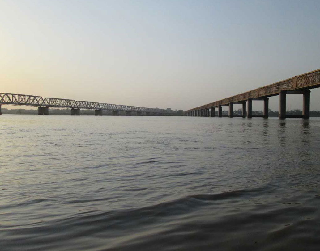 গোল্ডেন সেতু: গুজরাতের আঙ্কলেশ্বর এবং ভারুচের মধ্যে সংযোগরক্ষা করেছে। ১৮৮১ সালে সেতুটি নর্মদা নদীর উপর দিয়ে তৈরি হয়েছে। সে জন্য একে নর্মদা সেতুও বলে।