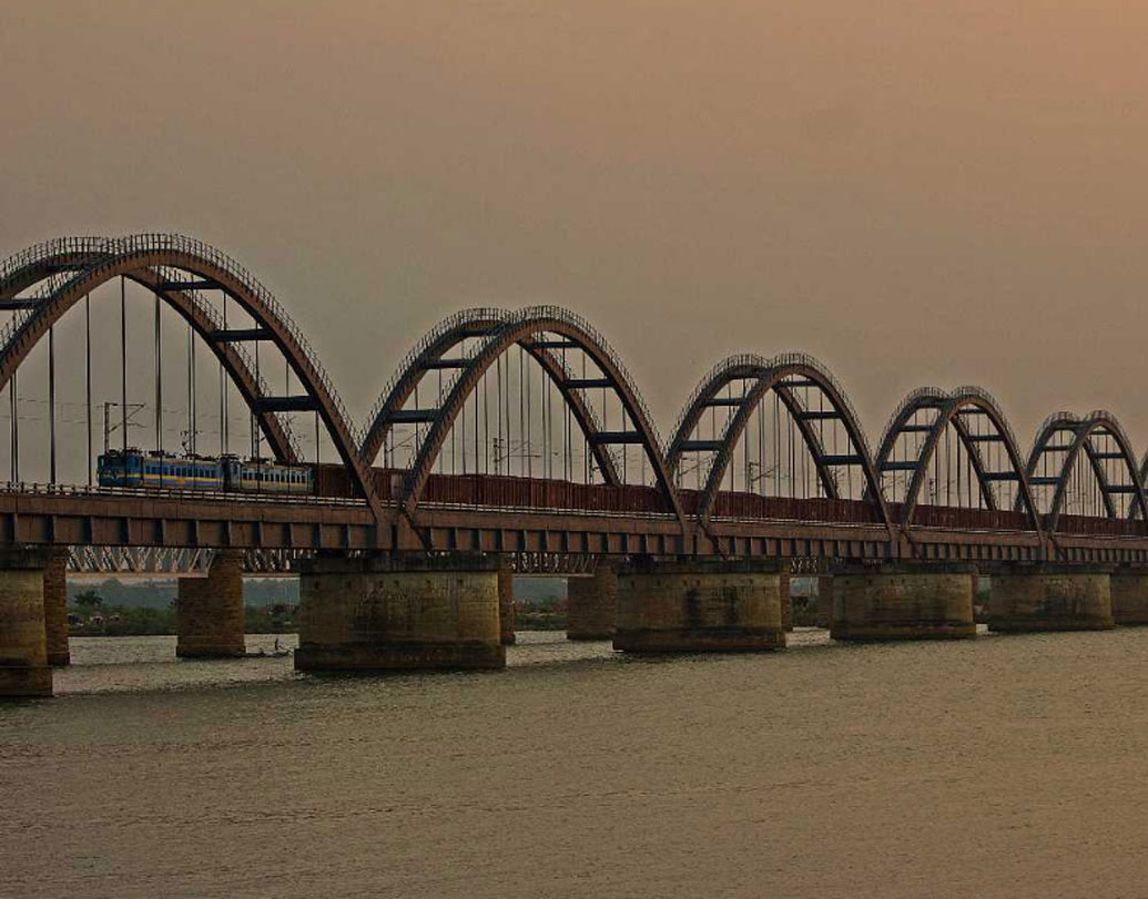 গোদাবরী সেতু: গোদাবরী নদীর উপর এই  সেতু। অন্ধ্রপ্রদেশের এই সেতুটির দৈর্ঘ ২৭৪৫ মিটার।