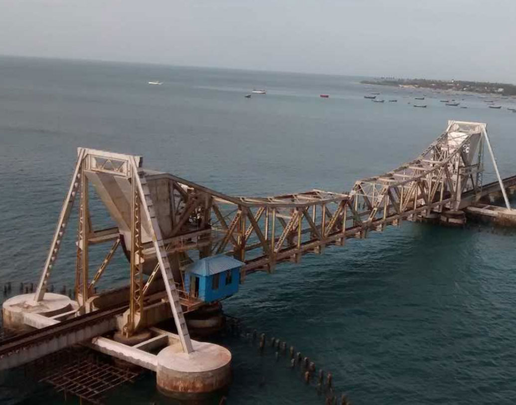 পামবন সেতু: বিশ্বের আলোচিত সেতুগুলির মধ্যে অন্যতম। রামেশ্বরমের এই সেতুটির দৈর্ঘ ২০৬৫ মিটার।