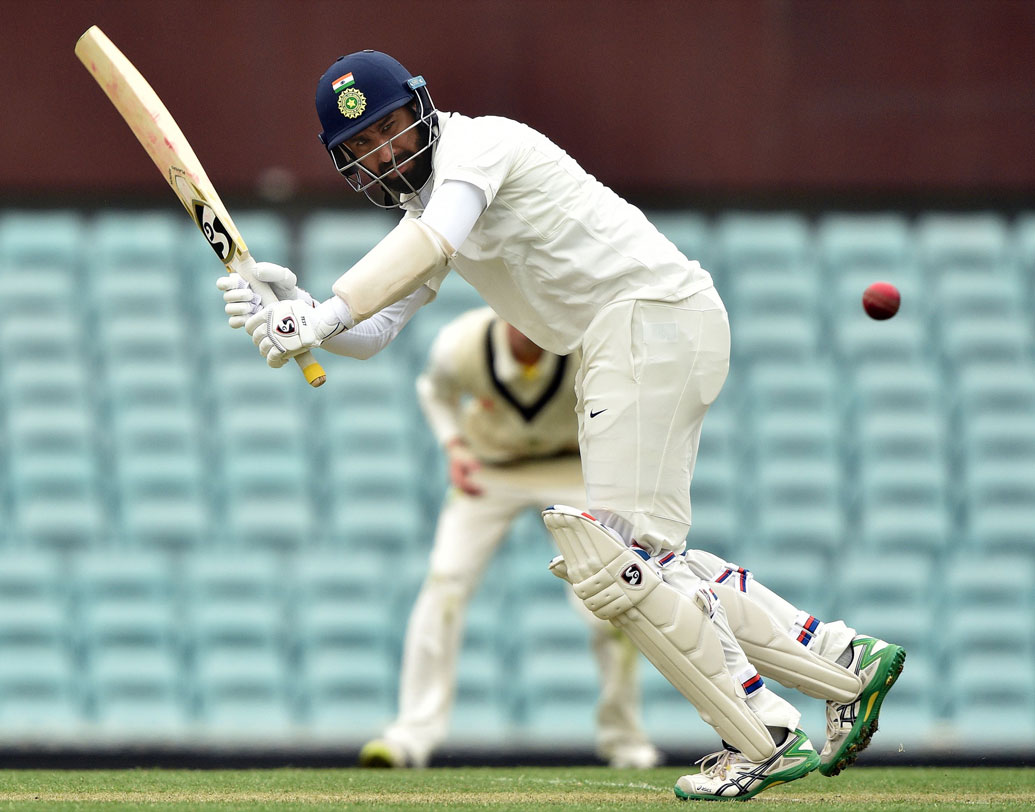 চেতেশ্বর পূজারা: প্রথম টেস্টে অসাধারণ শতরান করেলেও, দ্বিতীয় টেস্টে তেমন দাগ কাটতে পারেননি। তবে প্রথম টেস্টে শতরান অনেক আশা জাগিয়ে ছিল দলে। রাহুল দ্রাবিড় পরবর্তী ভারতীয় দলের শূন্যতা পূরণের ভার অনেকটাই তাঁর কাঁধে।