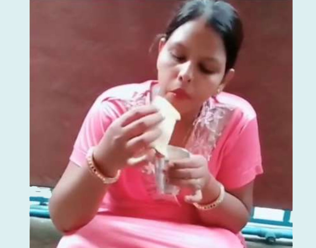 চায়ে পি লো: চা খেতে বলেছেন মহিলা। গরম চায়ের কাপে চুমুক দিতে দিতে মহিলা সোশ্যাল মিডিয়ায় তাঁর বন্ধুদের উদ্দেশ্যে বলছেন চা খাওয়ার জন্য। এই ভিডিয়ো সোশ্যাল মিডিয়ায় ছড়িয়ে পড়তেই ভাইরাল।