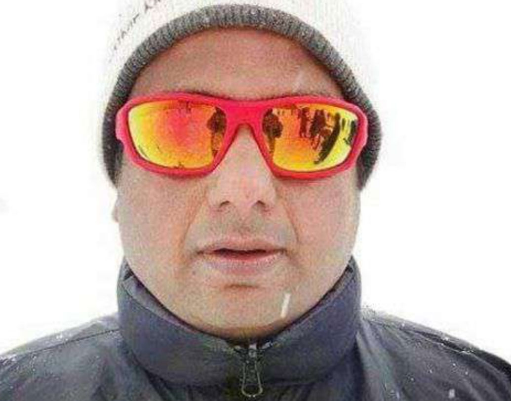 দীপক কালাল: তাঁর অদ্ভূত ছবি, অদ্ভূত অদ্ভূত পোশাক পরে ভিডিয়ো-ছবি সোশ্যাল মিডিয়ায় ছবি পোস্ট করে ভাইরাল হয়েছেন। সম্প্রতি রাখি সবন্তের সঙ্গে তাঁর বিয়ের খবরও ভাইরাল হয়।