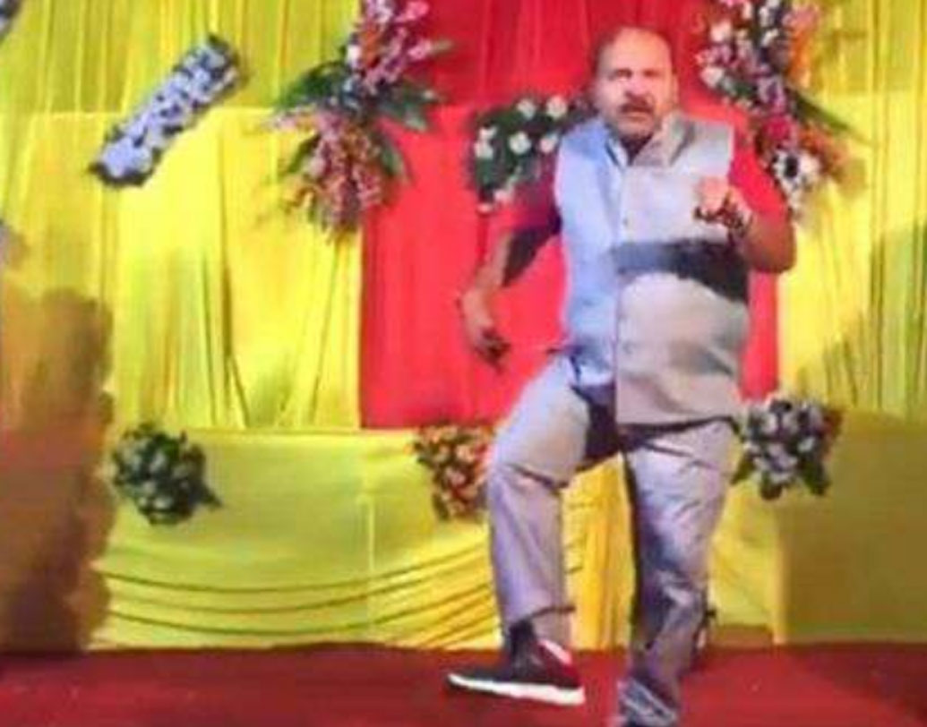 ড্যান্সিং আঙ্কেল: তিনি ইন্টারনেটের ডান্সিং সেনশেসন। গোবিন্দার গানে নেচে রাতারাতি ভাইরাল হয়ে গিয়েছিলেন মধ্যপ্রদেশের সঞ্জীব শ্রীবাস্তব। আবারও তিনি হাজির। মিঠুন চক্রবর্তীর ‘জুলি জুলি’ গানের নাচ নেচে ভাইরাল ৪৬ বছর বয়সী ‘ডান্সিং আঙ্কল’।