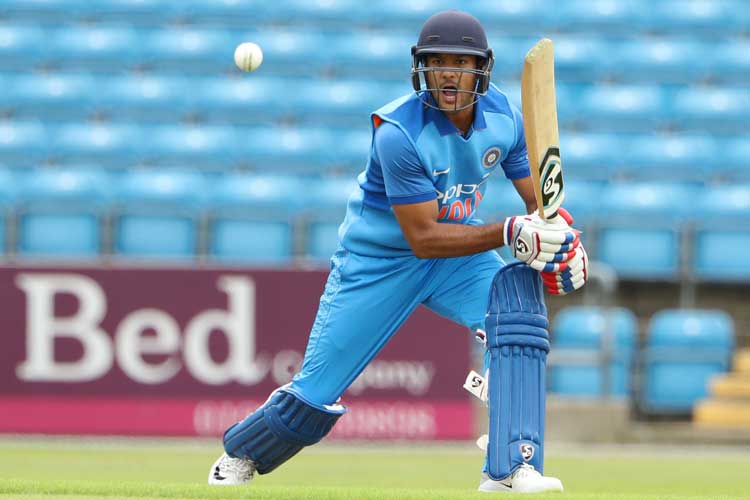 ২৭ বছর বয়সী ডানহাতি মায়াঙ্কের পরিচিতি আক্রমণাত্মক ব্যাটসম্যান হিসেবে। দীর্ঘদিন ধরে ঘরোয়া ক্রিকেটে ধারাবাহিকতার সঙ্গে রান করে চলেছেন তিনি। তাঁকে জাতীয় দলের অন্তর্ভুক্ত করার দাবি উঠেছে অনেকদিন আগেই।