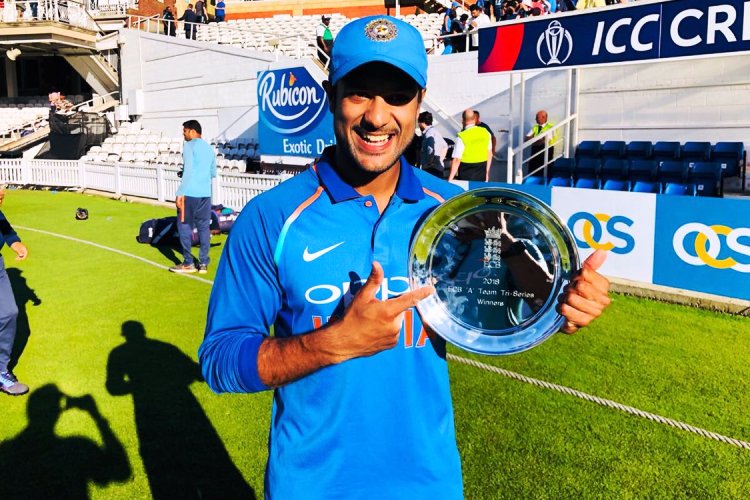 ২০১৭ সালের নভেম্বরে প্রথম শ্রেণির ক্রিকেটে প্রথমবার ত্রিশতরান করেন মায়াঙ্ক। কর্নাটকের হয়ে এখনও পর্যন্ত ৪৬ প্রথম শ্রেণির ম্যাচ ও ৭৫ লিস্ট এ ম্যাচ খেলেছেন তিনি। দুই ফরম্যাটেই তাঁর গড় ৫০-এর বেশি। মায়াঙ্ক খেলেছেন ১১১ টি-টোয়েন্টি ম্যাচও।