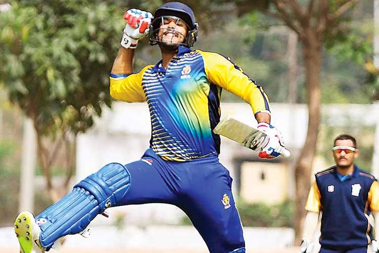 ২০১৩ সালের নভেম্বরে কর্নাটকের হয়ে প্রথম শ্রেণির ক্রিকেটে অভিষেক ঘটিয়েছিলেন মায়াঙ্ক। বিপক্ষে ছিল মহীশূর। তার আগে, ২০১২ সালের ফেব্রুয়ারিতে তামিলনাডুর বিরুদ্ধে লিস্ট এ ক্রিকেটে অভিষেক ঘটিয়েছিলেন তিনি।