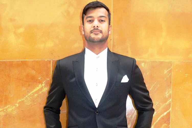 গত দুই বছরে দুরন্ত ধারাবাহিক তিনি। গত বছরে ঘরোয়া ক্রিকেটে এক মাসে করে ফেলেন ১০০০ রান। যা করতে লেগেছিল ঠিক ২৭ দিন। মায়াঙ্ক ভাঙেন ৯০ বছরের পুরনো রেকর্ড। ২০১৭-১৮ মরসুমে ঘরোয়া ক্রিকেটে তিনি করেন ২১৪১ রান।