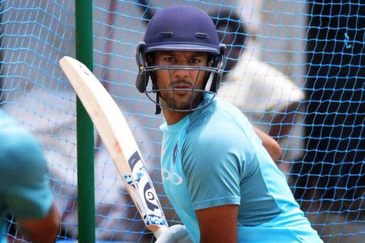 মায়াঙ্ক গভীর ভাবে প্রভাবিত হয়েছেন বীরেন্দ্র সহবাগের দ্বারা। বীরুর মতোই আক্রমণাত্মক ব্যাটিং করতে ভালবাসেন। বীরুর আদর্শেই নিজেকে গড়ে তুলেছেন তিনি।