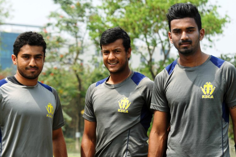 কর্নাটক ও অনূর্ধ-১৯ ভারতীয় দলে মায়াঙ্কের সতীর্থ লোকেশ রাহুলেরও টেস্ট অভিষেক হয়েছিল মেলবোর্নে, বক্সিং ডে টেস্টে। কর্নাটকের সেই ব্যাচের করুণ নায়ারও খেলে ফেলেছেন টেস্ট। সেই ব্যাচের তৃতীয় ক্রিকেটার হিসেবে টেস্ট অভিষেক করতে চলেছেন মায়াঙ্ক।