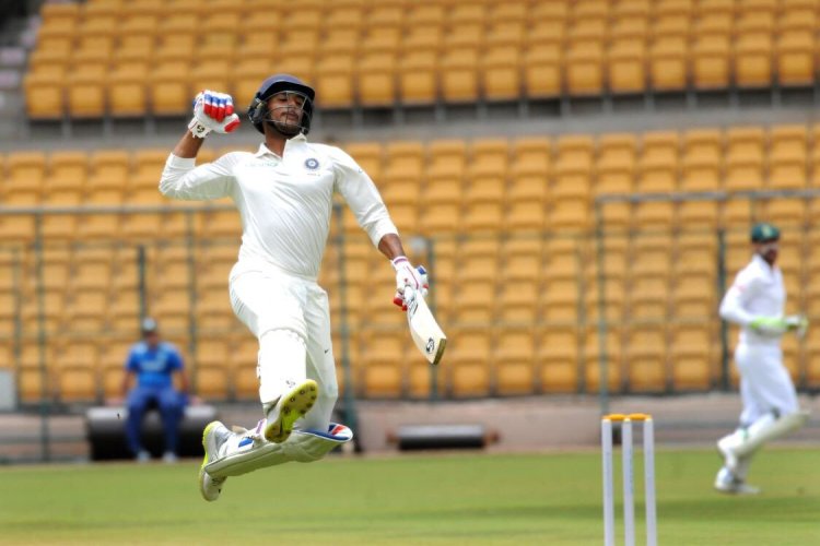 ভারত ‘এ’ দলের হয়ে দক্ষিণ আফ্রিকা, ইংল্যান্ড ও নিউজিল্যান্ডের বিরুদ্ধে রান করেছেন মায়াঙ্ক। শুধু সেঞ্চুরি করেননি, টানা সেঞ্চুরিও করেছেন। ঘরের মাঠে বিদেশি দলের বিরুদ্ধে ডাবল সেঞ্চুরিও রয়েছে।