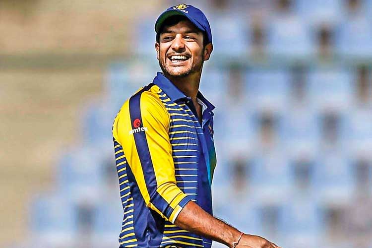 ভারতের হয়ে ২৫৯তম ক্রিকেটার হিসেবে টেস্টে অভিষেক হতে চলেছে তাঁর। আর সেটাও এক গুরুত্বপূর্ণ সময়ে। ওপেনারদের ব্যর্থতায় সিরিজের প্রথম দুই টেস্টে ভুগেছে দল। এই আবহে মায়াঙ্ক নতুন বলের পালিশ তুলে দলকে ভরসা জোগাতে তিনি পারেন কিনা, সেটাই দেখার।