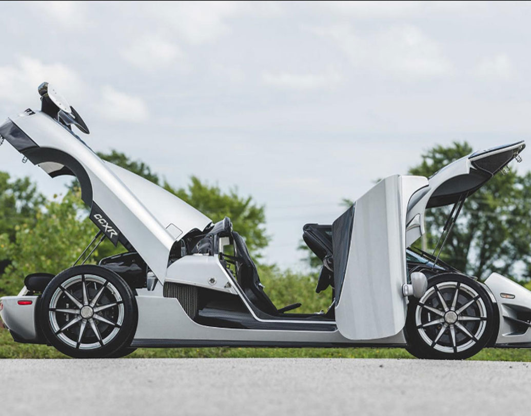 কোনিগসেগ ট্রেভিটা: যদি বিরলতম গাড়ির প্রসঙ্গ ওঠে তা হলে সুইডিশ সংস্থা কোনিগসেগের ট্রেভিটার নাম আসবেই। সুইডিশ ভাষায় ট্রেভিটা-র অর্থ হল ‘থ্রি হোয়াইটস’।গাড়িটির বিশেষত্ব হল এর গায়ে সূর্যের আলো পড়লে মনে হবে গাড়িটি হিরেখচিত।দাম প্রায় ৩৪ কোটি।