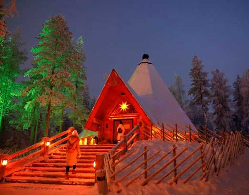 সান্তা ক্লজের এই গ্রাম কিন্তু একেবারে বরফের চাদরে মোড়া। ছবির মতো এই গ্রামটি দ্বিতীয় বিশ্বযুদ্ধের আমলে ধ্বংস হয়ে গিয়েছিল। পঞ্চাশের দশকে আর্কটিক সার্কেলের উত্তরে একটি কেবিনও তৈরি হয় ফার্স্ট লেডি এলিয়ানোর রুজভেল্টের আমলে।