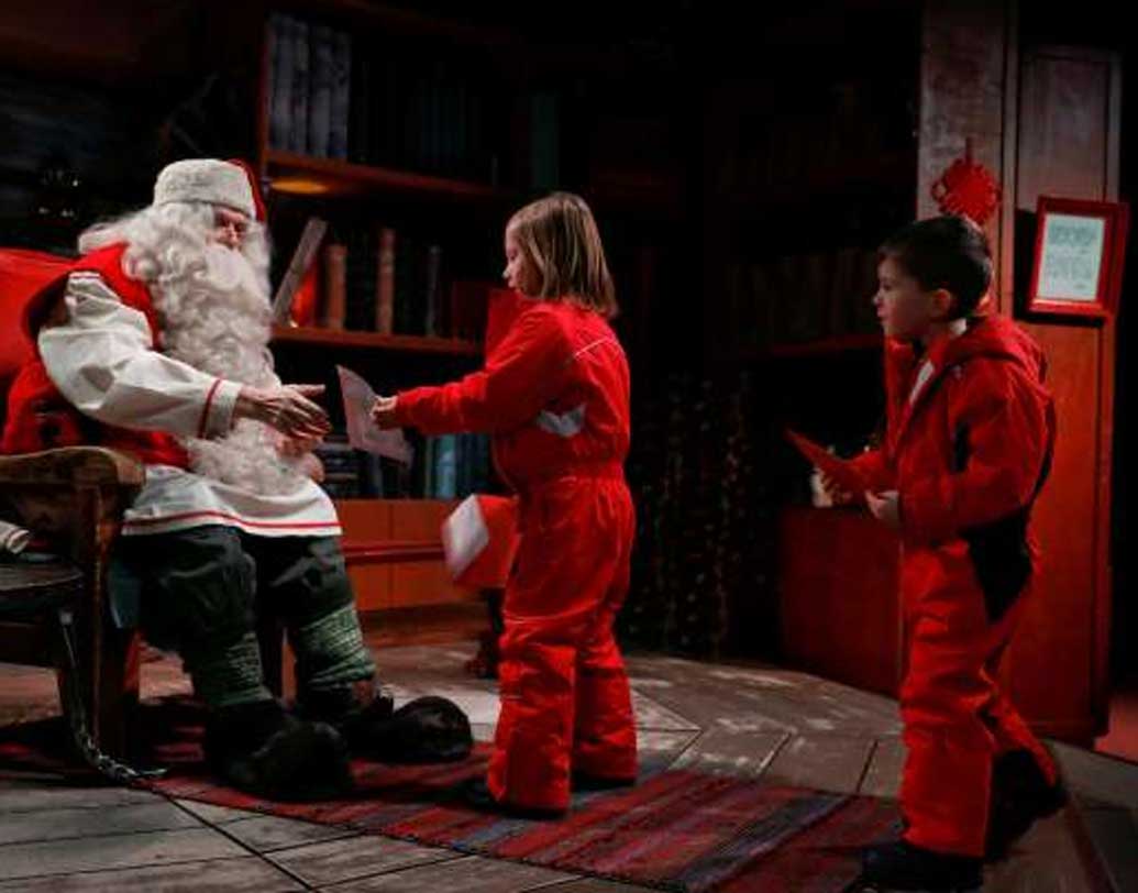 যে সব বাচ্চারা ট্রেক করে ওই গ্রামে পৌঁছে সান্তার সঙ্গে দেখা করে, তাদের শংসাপত্রও দেওয়া হয়। সান্তার ‘সার্টিফিকেট অব নাইসনেস’ পেতে অতিরিক্ত ৮ ডলার দিতে হয়।