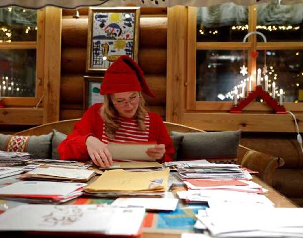 তবে যারা পৌঁছতে পারে না সান্তার গ্রামে, তারা চাইলেই সান্তাকে চিঠি দিতে পারে। এল্ভস নামের একজন সহকারী রয়েছেন সান্তার, যিনি নির্দিষ্ট দেশ ধরে ধরে চিঠির আলাদা তালিকা তৈরি করেন।