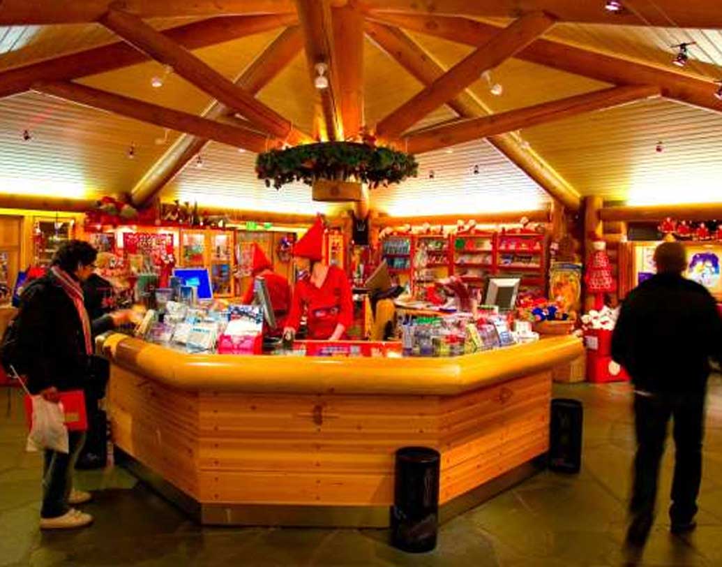 প্রতি বছর ডিসেম্বরের শেষ দিকে অসংখ্য দর্শনার্থীর সামনে আসেন সান্তা। দেন উপহার। সান্তার সাজে বহুভাষী একজন অভিনেতা এই অফিসে আসেন প্রতি বছরের মতোই।