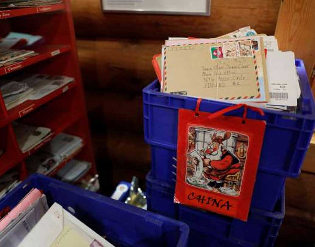 চলতি বছরেই বিশ্বের ১৯৮টি দেশ থেকে চিঠি এসেছে এই অফিসে। অনেকেই সান্তার ছবি এঁকে পাঠান। কিছু চিঠি খুলে দেখা হয় সঙ্গে সঙ্গে। কিছু রেখে দেওয়া হয় আলাদা করে পরে পড়ার জন্য। কিছু চিঠির উত্তর দেওয়া হয়।