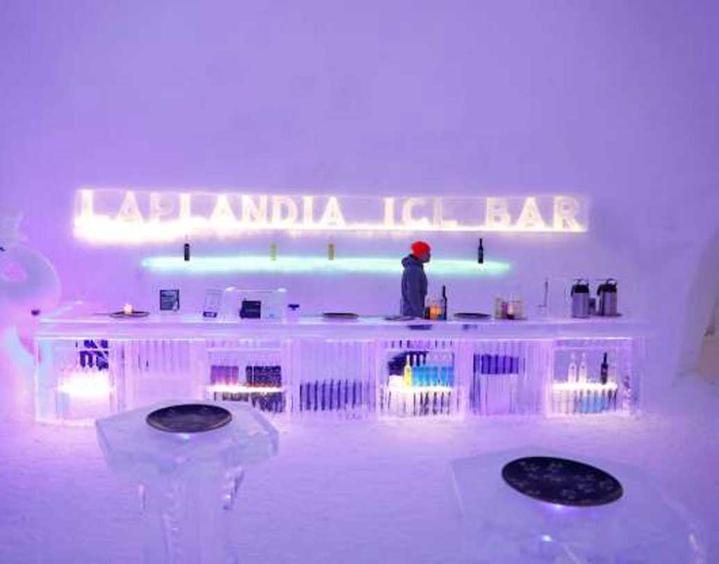 প্রাপ্তবয়স্কদের জন্য এখানে রয়েছে স্নো ম্যান ওয়ার্ল্ড আইস বার কাম রেস্তরাঁ। যে গ্লাসে পানীয় পরিবেশন করা হয়, সেটিও বরফের তৈরি।