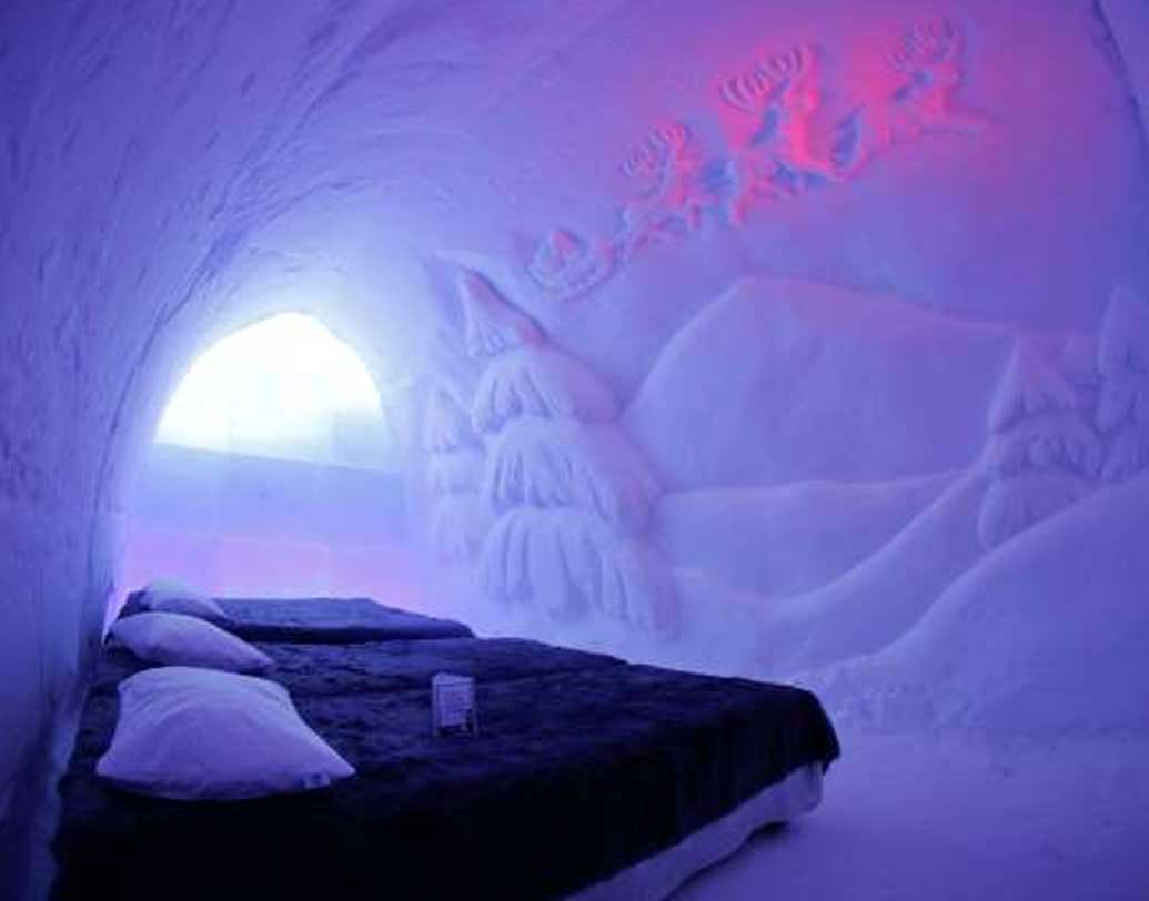 এখানে পর্যটকদের থাকার জন্য রয়েছে ইগলু। তার দেওয়ালে সান্তা খোদাই করা। ইগুলুগুলি দেখতে স্নো বানির মতো।