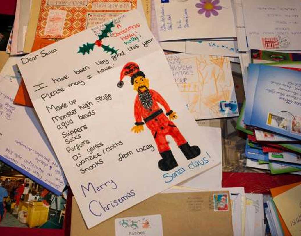 নৈশভোজের সঙ্গে গানবাজনার ব্যবস্থা রয়েছে এখানকার একমাত্র কোটাহোভি রেস্তরাঁয়। সেখানেও দেখতে পাবেন সান্তাকে।