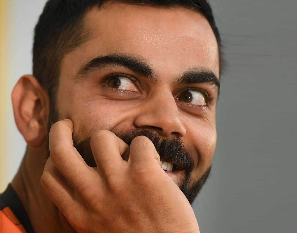 সকালে সবচেয়ে গুরুত্বপূর্ণ কাজটা সারেন অধিনায়ক বিরাট কোহালি। টস জিতে তাঁর ব্যাট করার সিদ্ধান্ত আনে বাড়তি সুবিধা। কারণ, চতুর্থ ইনিংসে রান তাড়া করায় ভারতের ব্যর্থতা সর্বজনবিদিত। প্রথমে ব্যাট করায় সেই চাপ নিতে হচ্ছে না ভারতকে।