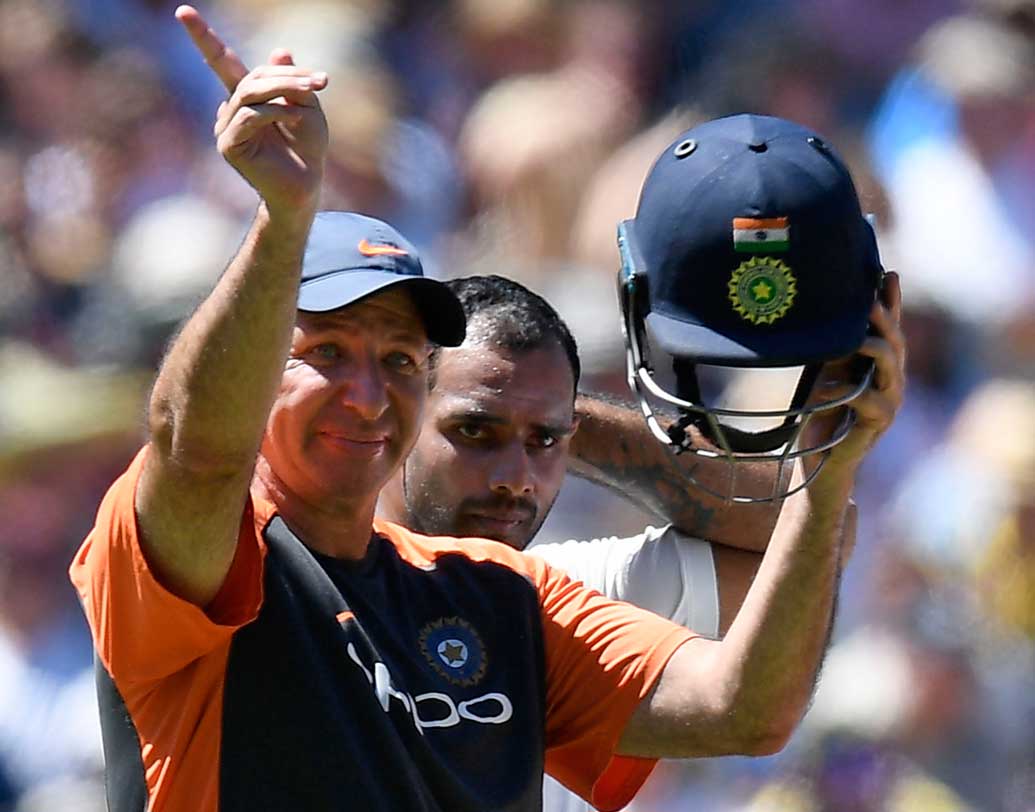 হনুমা বিহারী ও মায়াঙ্ক আগরওয়াল। মেলবোর্নে ভারতের হয়ে ওপেন করলেন এই দু’জন। প্রথম উইকেটে উঠল ৪০ রান। তবে বাউন্সারে স্বচ্ছন্দ দেখাল না হনুমাকে। কামিংসের বল হেলমেটে লাগল তাঁর। হেলমেট পাল্টাতে বাধ্য হলেন তিনি। ছবি: এপি।