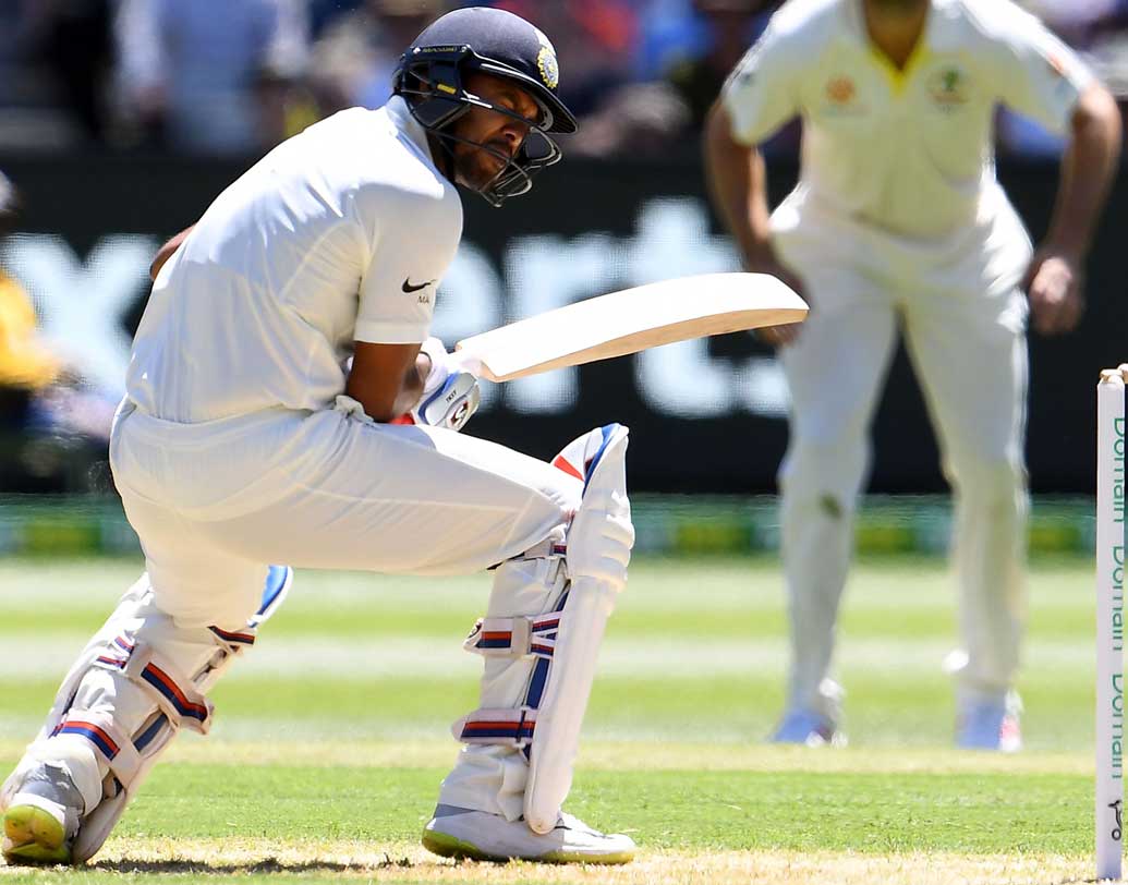 মায়াঙ্ক আগরওয়ালের জন্যও বাউন্সার মজুত রেখেছিল অস্ট্রেলিয়া। একবার বল লাগল মায়াঙ্কের কাঁধে। তবে তিনি তা নিয়েই লড়াই চালিয়ে গেলেন। অভিষেক টেস্টে দলকে দিলেন নির্ভরতা। ছবি: এএফপি।