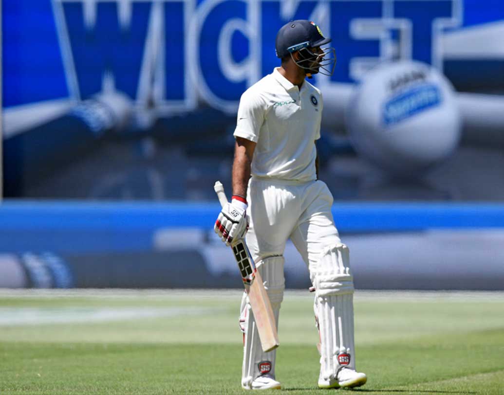 হনুমা অবশ্য বাউন্সারেই ফিরলেন। কামিংসের বলে চোখ সরিয়ে নিয়ে স্লিপে ক্যাচ দিলেন তিনি। শর্টপিচ ডেলিভারিতে এই দুর্বলতা কিন্তু আগামিদিনেও ভোগাবে হনুমাকে। নতুন বলে ৬৬ ডেলিভারি খেলে দেওয়াই তাঁর ইনিংসের সার্থকতা। ছবি: এপি।