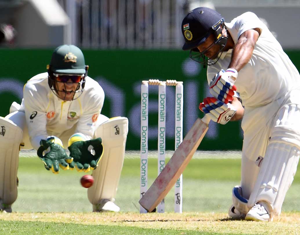 দ্বিতীয় উইকেটে চেতেশ্বর পূজারার সঙ্গে ৮৩ রান যোগ করেন মায়াঙ্ক আগরওয়াল। অস্ট্রেলিয়ার মাটিতে অভিষেকে কোনও ভারতীয়ের সবচেয়ে বেশি রানের রেকর্ড গড়লেন তিনি। ভাঙলেন ৭১ বছর পুরনো রেকর্ড। মায়াঙ্ক করলেন ৭৬। ছবি: এএফপি।