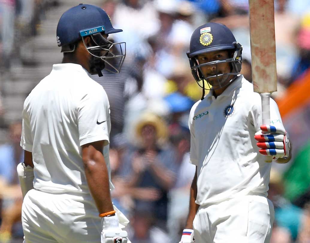 ১৯৪৭ সালে দাত্তু ফাদকার অস্ট্রেলিয়ার মাটিতে টেস্ট অভিষেকে করেছিলেন ৫১ রান। সেটাই ছিল এই দেশে অভিষেকে কোনও ভারতীয়ের সর্বাধিক রান। হৃষীকেশ কানিতকর (৪৫) ও আবিদ আলি (৩৩) ছিলেন তাঁর পর। এখন সবার উপরে উঠে এলেন মায়াঙ্ক। ছবি: এপি।