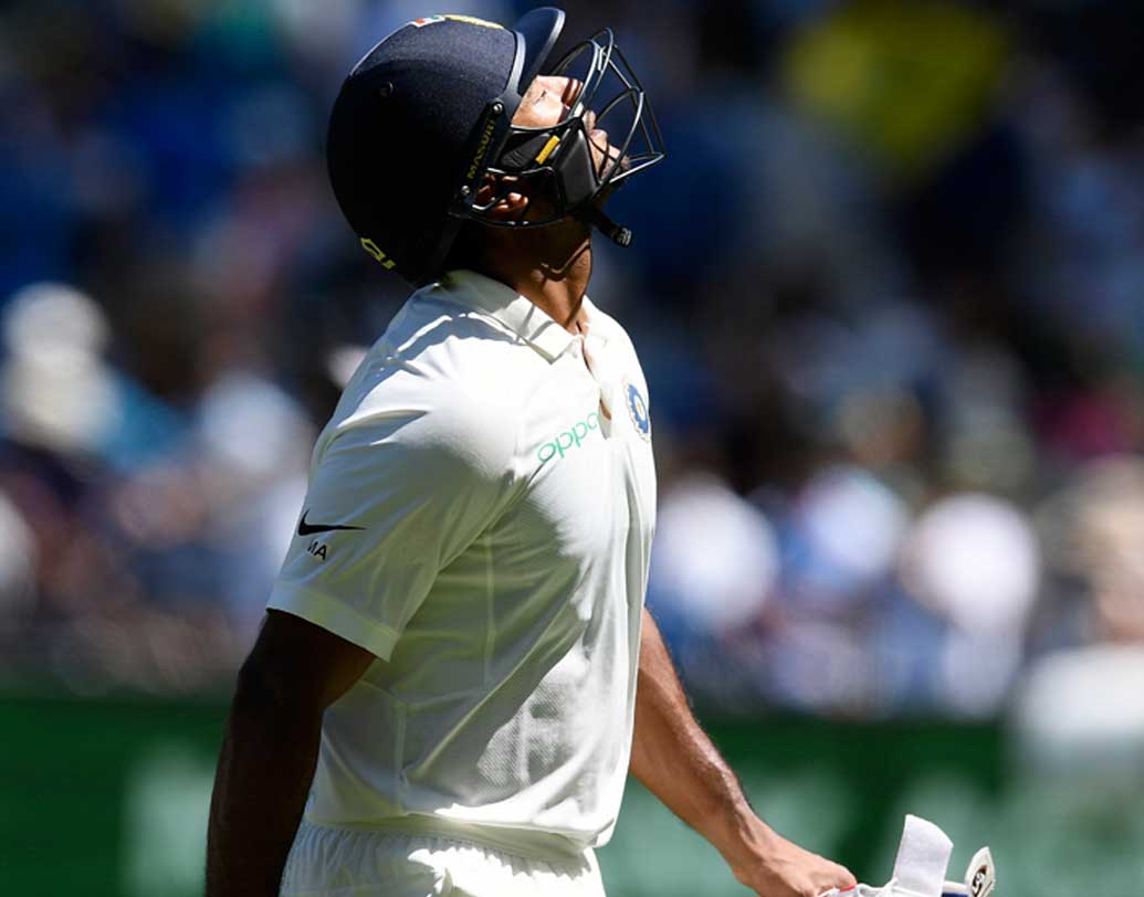 মায়াঙ্কও অবশ্য ফিরলেন কামিংসের বাউন্সারে। চায়ের বিরতির আগে লেগসাইডে ঠুকে দিয়েছিলেন ডানহাতি পেসার। অনায়াসেই ছাড়তে পারতেন মায়াঙ্ক। কিন্তু, খেলতে গিয়ে সহজ ক্যাচ দিলেন উইকেটকিপারকে। ছবি: এপি।