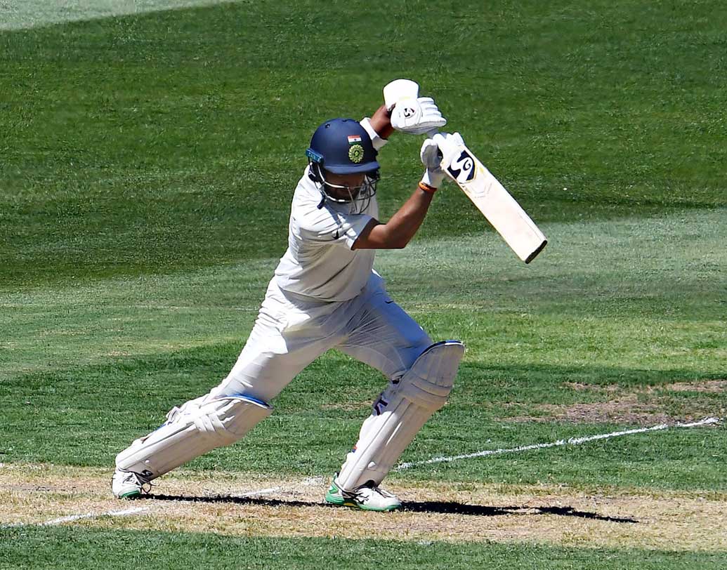 ১২৩ রানে দুই উইকেট পড়ার পর বিরাট কোহালির সঙ্গে জুটি বাঁধেন পূজারা। প্রথম টেস্টে সেঞ্চুরি করেছিলেন পূজারা। দ্বিতীয় টেস্টে রান পাননি। তৃতীয় টেস্টের প্রথম দিনে পঞ্চাশে পৌঁছলেন নিজের স্টাইলেই। দলকে দিলেন নির্ভরতা। ছবি: এএফপি।