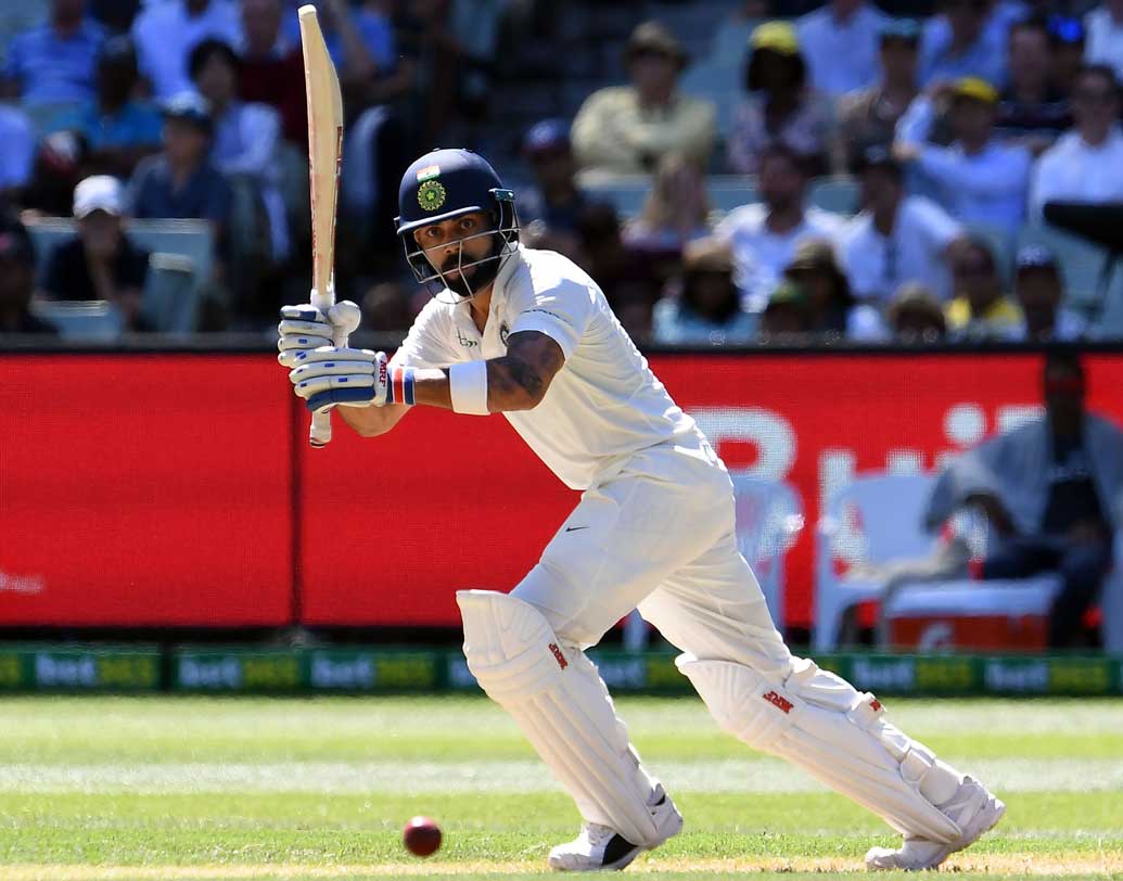 ৪৭ রানে বিরাট কোহালির ক্যাচ ফেললেন অজি অধিনায়ক টিম পেন। বোলার ছিলেন মিচেল স্টার্ক। যদিও সহজ সুযোগ ছিল না। এটা ছাড়া ভারত অধিনায়ককে আগাগোড়া দেখাল স্বচ্ছন্দ। পার্‌থে সেঞ্চুরি করেছিলেন। খেলছেন সেই ছন্দে। ছবি: এএফপি।