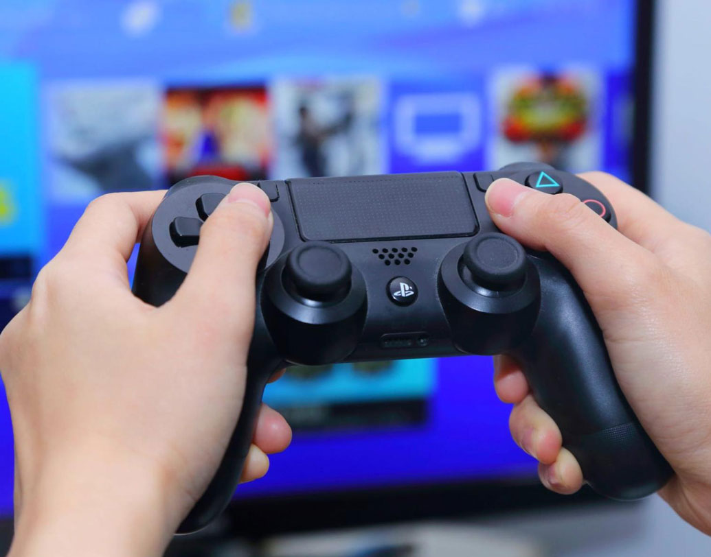 অনলাইনে গেম খেলতে ভালবাসেন? তা হলে আপনার জন্য ২০১৯ হতে চলেছে উত্তেজনার বছর। এ বছরই প্লে স্টেশন ৫ বাজারে আসতে চলেছে। এখনও পর্যন্ত দিনক্ষণ ঠিক না হলেও ২০১৯-এর মাঝামাঝি তা বাজারে এসে যাবে বলেই আশা।