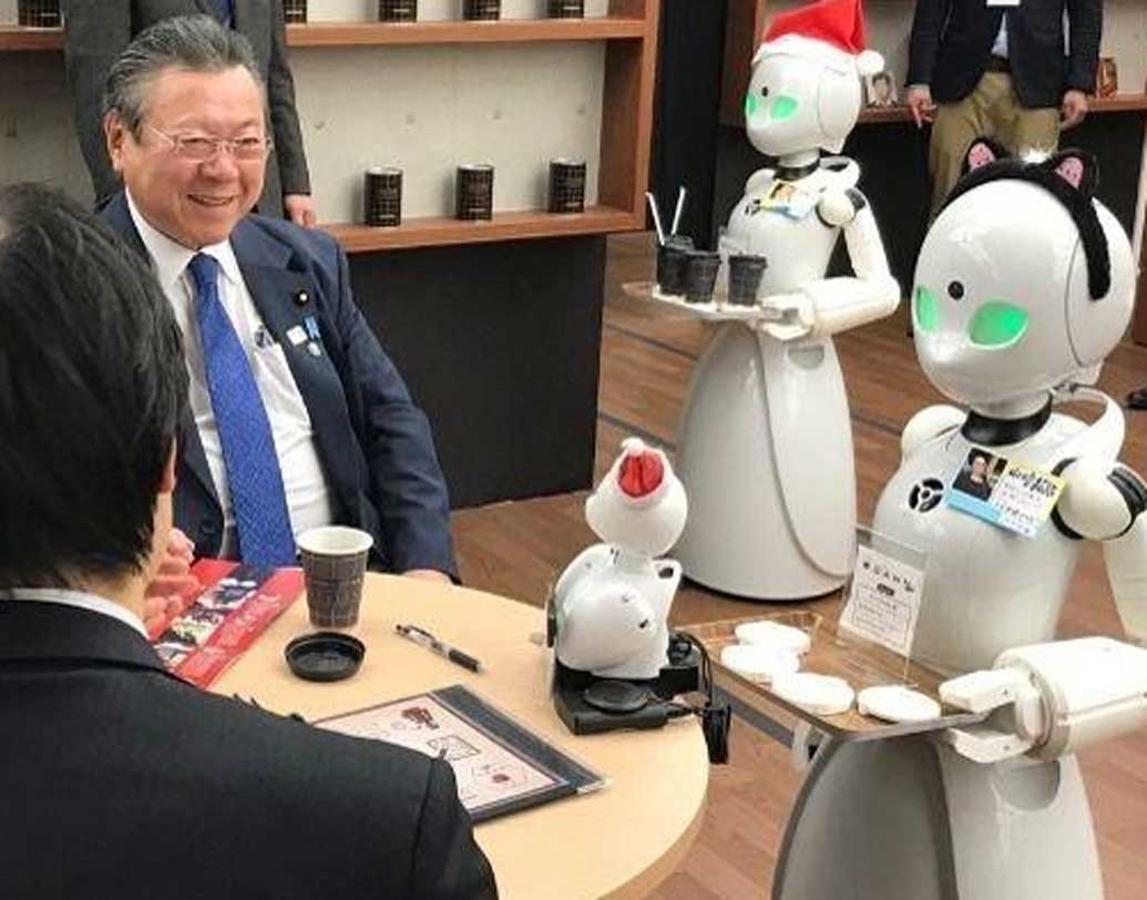 রোবটগুলি নড়াচড়া করতে পারে, জিনিসপত্র তুলতে-রাখতে, খদ্দেরদের সঙ্গে টুকটাক কথাবার্তাও বলতে পারে।