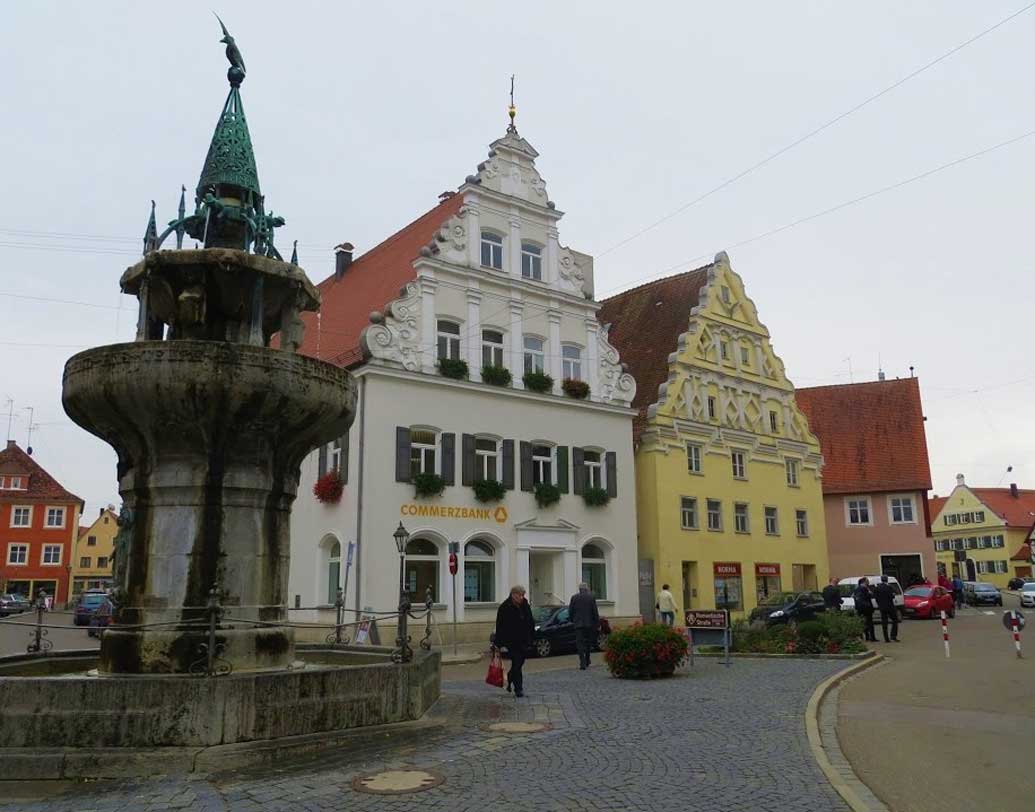 ৮৯৩ খ্রিষ্টাব্দে এই শহরের বাসিন্দারা সুয়েভাইট দিয়ে বাড়ি তৈরি করেন। গির্জা থেকে সাধারণ বাড়ি, সবই তৈরি হয় এই হিরের পাথর দিয়ে। এই সময় থেকেই বসতি গড়ে ওঠে এই শহরে।