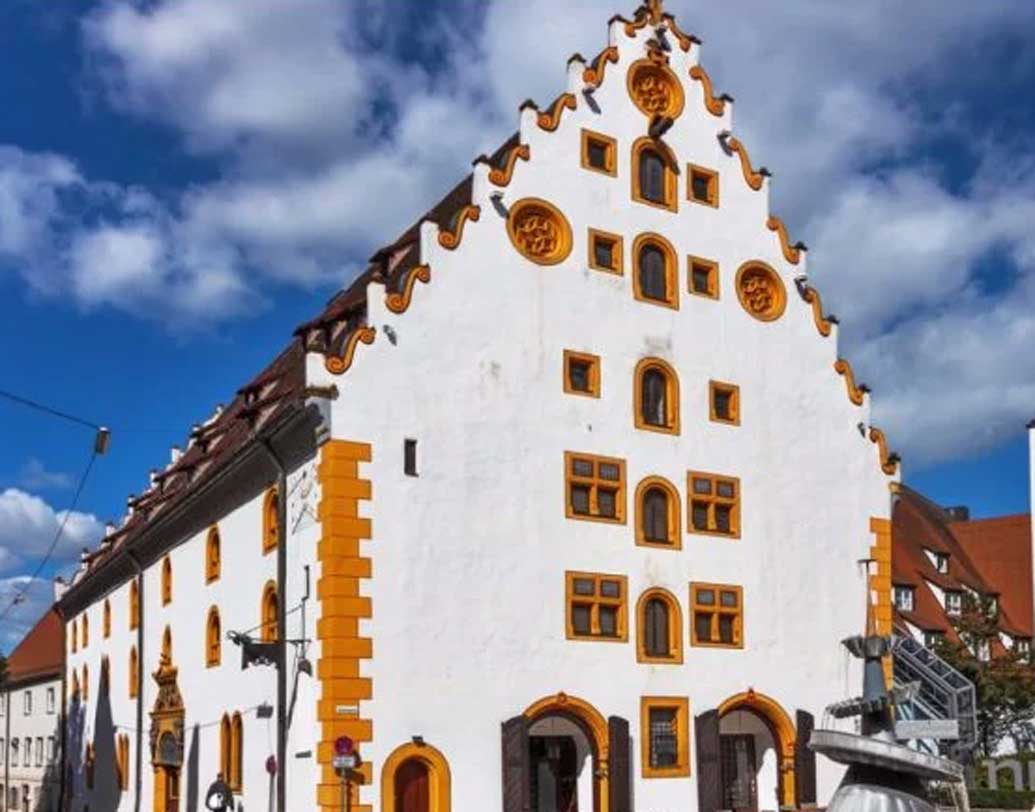 যেহেতু নির্মাণ সামগ্রীর মধ্যে সূক্ষ্ম হিরের কুচি লুকিয়ে রয়েছে, তাই প্রতিটি বাড়িও তো এক অর্থে হিরের বাড়ি। প্রায় ৭২ হাজার টন হিরে রয়েছে এই শহরের বাড়ির নির্মাণ সামগ্রীর মধ্যে।