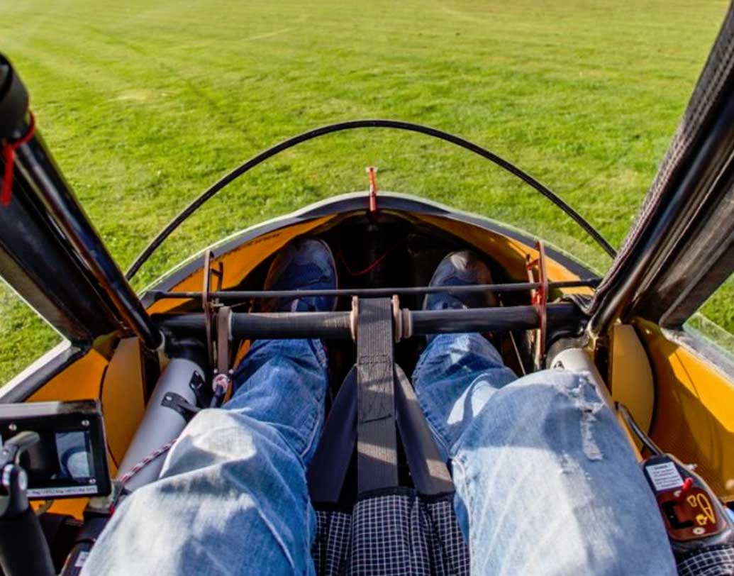 আসনে বসে পড়লেন চালক। পা দুটো বিমানের বাইরে। এক্কেবারে হালকা ওজনের বিমানটি-সহ খানিকটা দৌড়ে গিয়ে তারপর সোঁ করে আকাশে পাড়ি দিলেন তিনি।