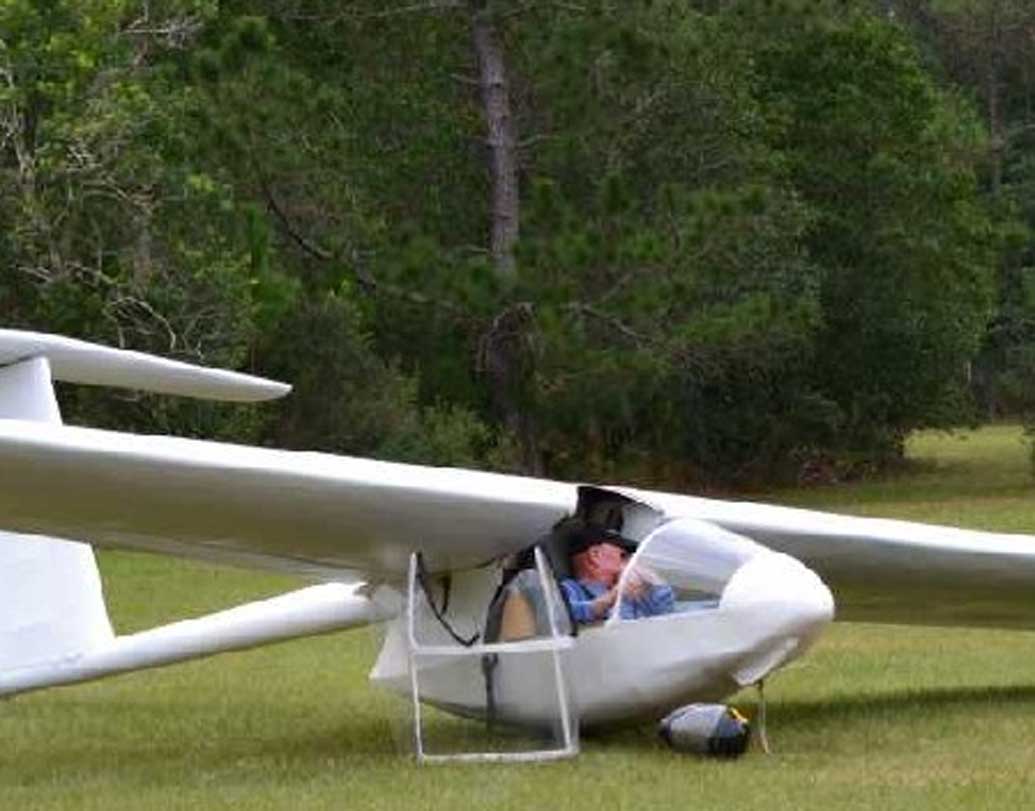 এই হালকা বিমানে চেপে প্রায় ৫০০ কিমি পর্যন্ত টানা ওড়া যাবে। আল্পসের দু’দিক দিয়েই চালিয়ে নিয়ে যাওয়া হয়েছে এই বিমান।